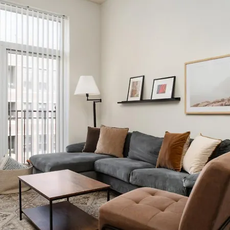 Charming Renovated Apartment In Ukrainian Village